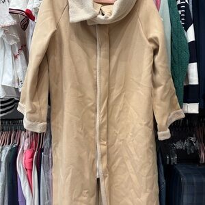 The child aka Baby Yoda costume. Never worn!